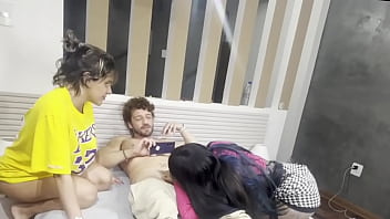 Contei tudo pra minha mãe meu irmãosafado comeu eu e minha amiga enquanto não tinha ninguém em casa a foda foi tão gostosa que gozei varias vezes naquela rola delicia completo no red