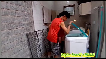 Empregada kah fox da para o patrão na lavanderia depois vai para o quarto e dá o cuzinho be ele vja completo no sheer e rd