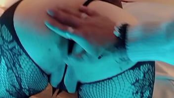 Mi madrastra latina nos hace un rico show tetas grandes culo en mallas y a chupar dos vergas