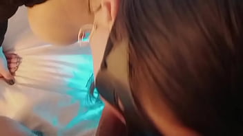 Mi madrastra latina nos hace un rico show tetas grandes culo en mallas y a chupar dos vergas