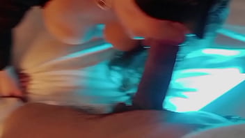 Mi madrastra latina nos hace un rico show tetas grandes culo en mallas y a chupar dos vergas