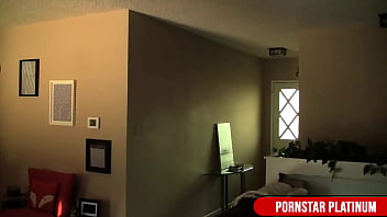 Hot milf mindi mink pleases latina vanessa veracruz's tight pussy