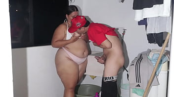 Sexo en la lavanderia casi nos pillan