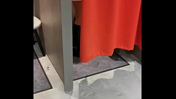 Quand je fais du shopping je ne porte jamais de culotte et j'aime laisser le