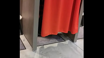 Quand je fais du shopping je ne porte jamais de culotte et j'aime laisser le