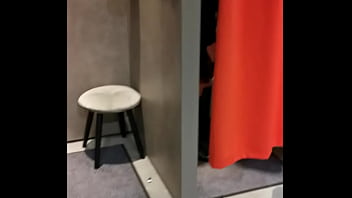 Quand je fais du shopping je ne porte jamais de culotte et j'aime laisser le