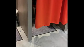 Quand je fais du shopping je ne porte jamais de culotte et j'aime laisser le