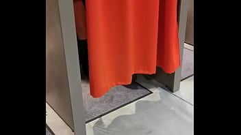 Quand je fais du shopping je ne porte jamais de culotte et j'aime laisser le