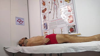 Paciente fica excitado na frente da enfermeira