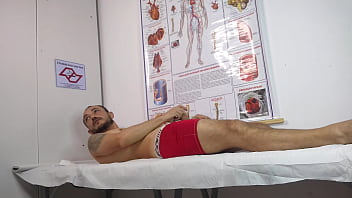 Paciente fica excitado na frente da enfermeira