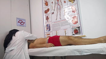 Paciente fica excitado na frente da enfermeira