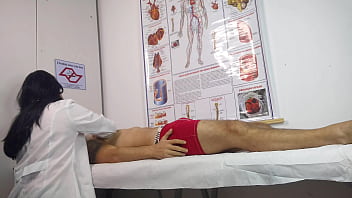 Paciente fica excitado na frente da enfermeira