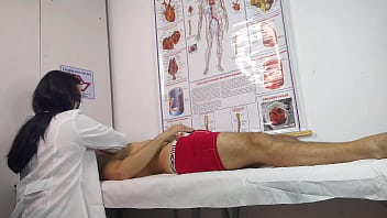 Paciente fica excitado na frente da enfermeira