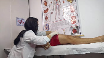 Paciente fica excitado na frente da enfermeira