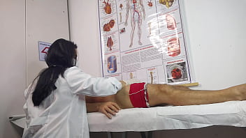 Paciente fica excitado na frente da enfermeira