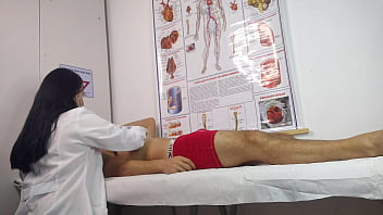 Paciente fica excitado na frente da enfermeira