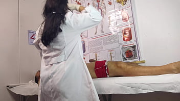 Paciente fica excitado na frente da enfermeira