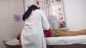 Paciente fica excitado na frente da enfermeira