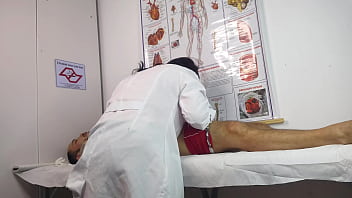 Paciente fica excitado na frente da enfermeira