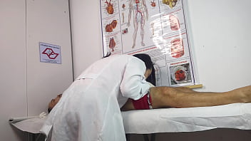 Paciente fica excitado na frente da enfermeira