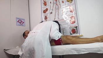 Paciente fica excitado na frente da enfermeira