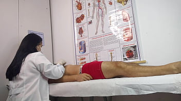 Paciente fica excitado na frente da enfermeira