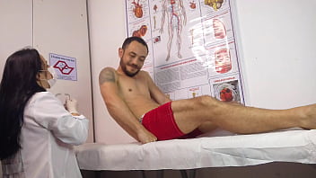 Paciente fica excitado na frente da enfermeira