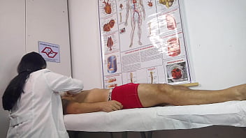 Paciente fica excitado na frente da enfermeira