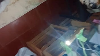 Cogemos en cuatro y de misionero cuando apagamos las luces