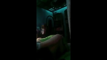 Cogemos en cuatro y de misionero cuando apagamos las luces