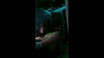 Cogemos en cuatro y de misionero cuando apagamos las luces