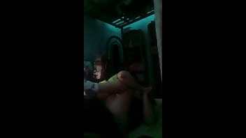 Cogemos en cuatro y de misionero cuando apagamos las luces