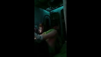 Cogemos en cuatro y de misionero cuando apagamos las luces