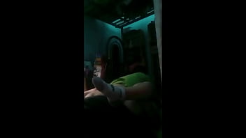 Cogemos en cuatro y de misionero cuando apagamos las luces