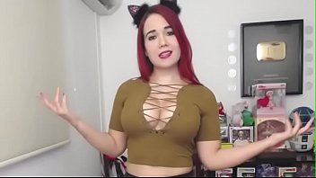 Pelirroja Tetona Baila Por Unos Pavos thumbnail