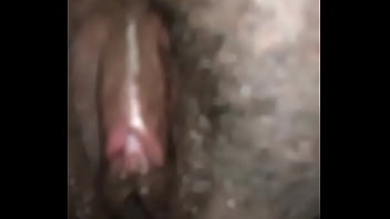 Gordinha brincando com a buceta part1