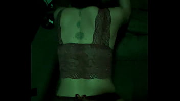 Filmei minha vizinha sentando na piroca