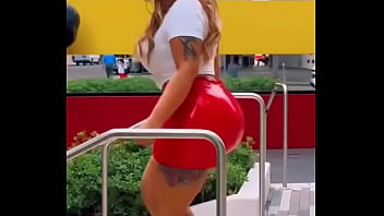 Algo pasado de lanza el trasero de mariela