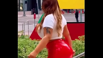 Algo pasado de lanza el trasero de mariela