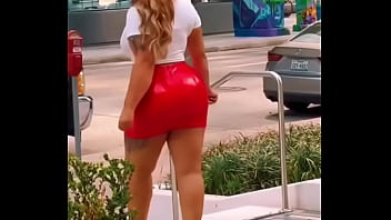 Algo pasado de lanza el trasero de mariela