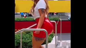 Algo pasado de lanza el trasero de mariela