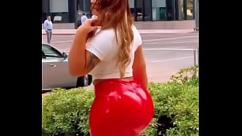 Algo pasado de lanza el trasero de mariela