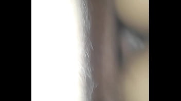 Con su tanguita de lado