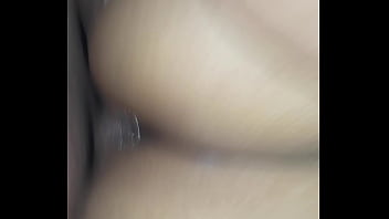 Con su tanguita de lado