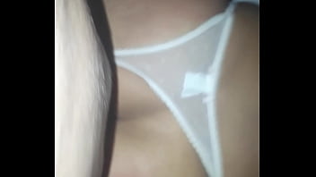 Con su tanguita de lado