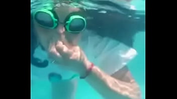 Bañándose antes de p3n3trarla