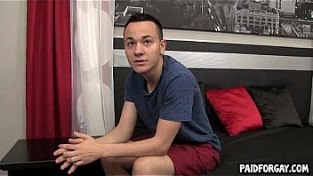 Straight Amateur Hunk Tugs On His Cock For Some Cash thumbnail