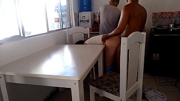 Casada safada fode com negro dotado enquanto o corno lava a louça