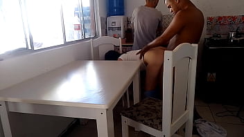 Casada safada fode com negro dotado enquanto o corno lava a louça