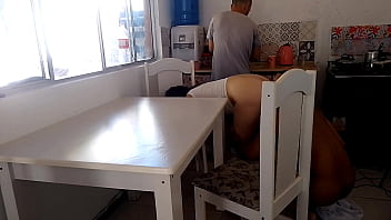 Casada safada fode com negro dotado enquanto o corno lava a louça